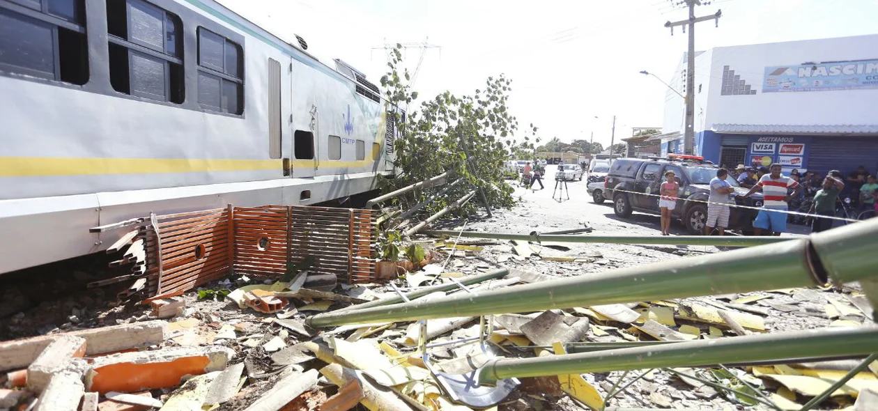 Metrô descarrila e atinge muro de estação no bairro Dirceu em Teresina