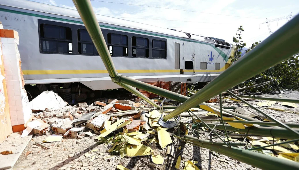 Metrô descarrila e atinge muro de estação no bairro Dirceu II