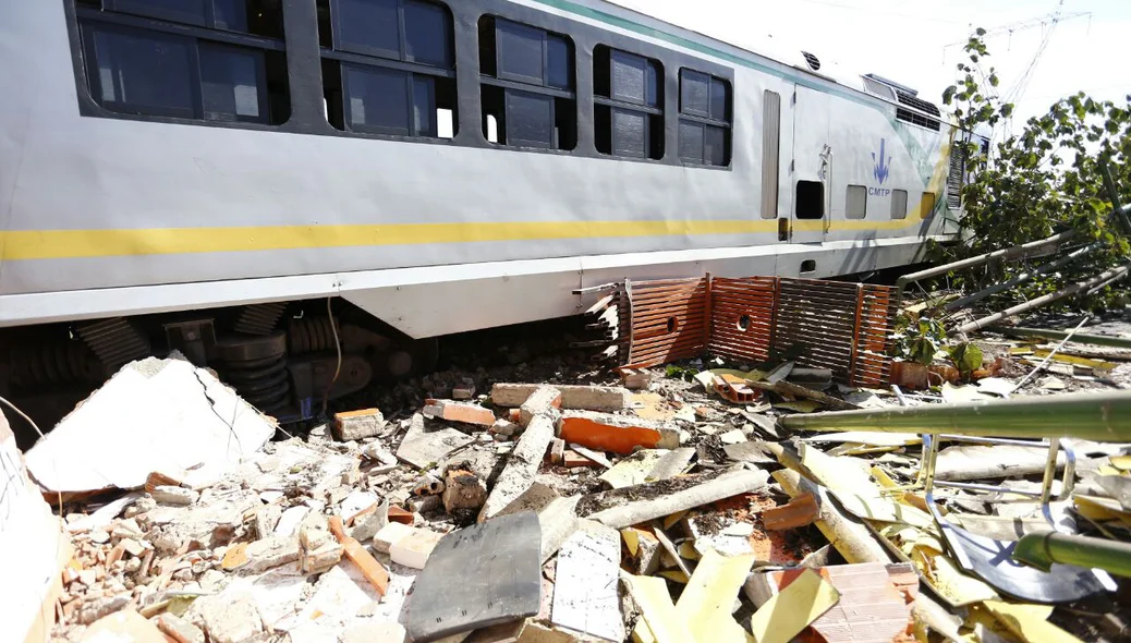 Metrô descarrila e destrói muro de estação em Teresina