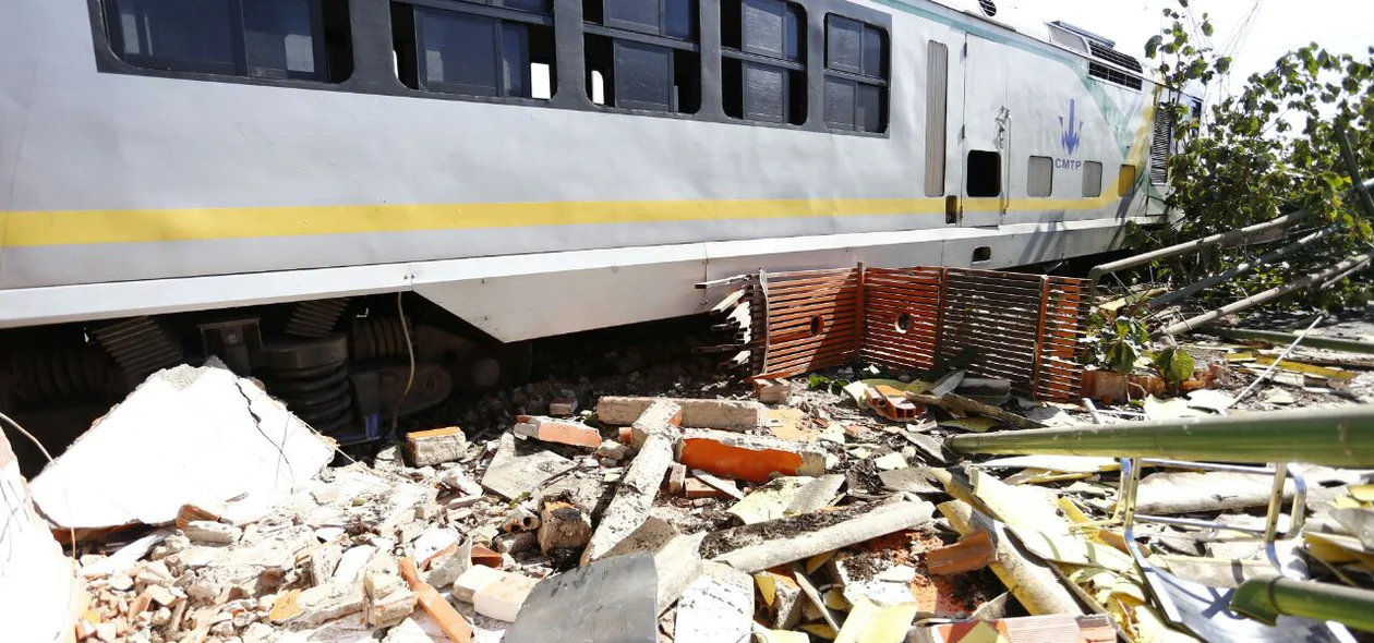 Metrô descarrila e destrói muro de estação em Teresina