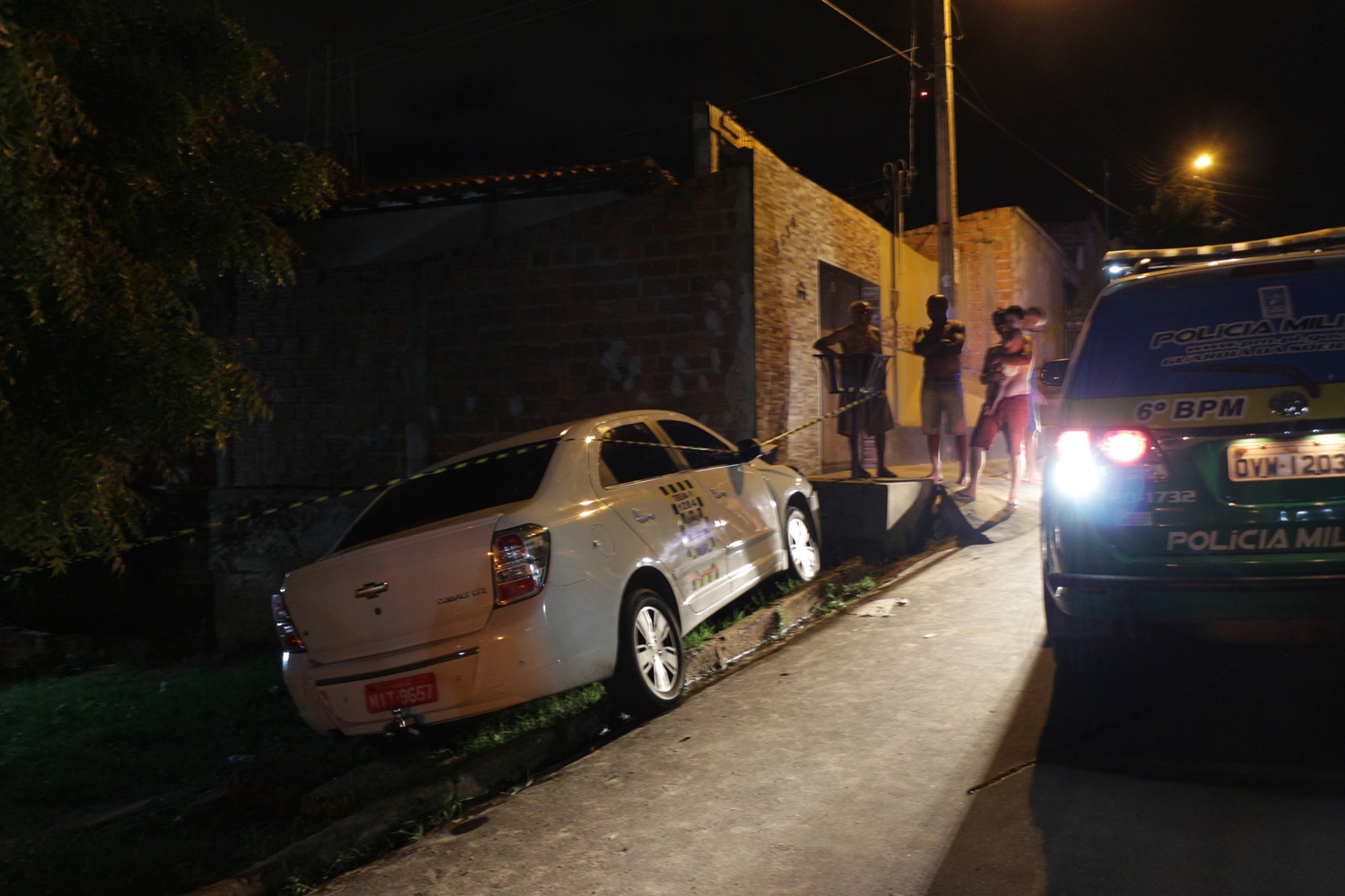 Taxista perdeu o controle e o veículo colidiu no muro de uma residência no Bela Vista 3
