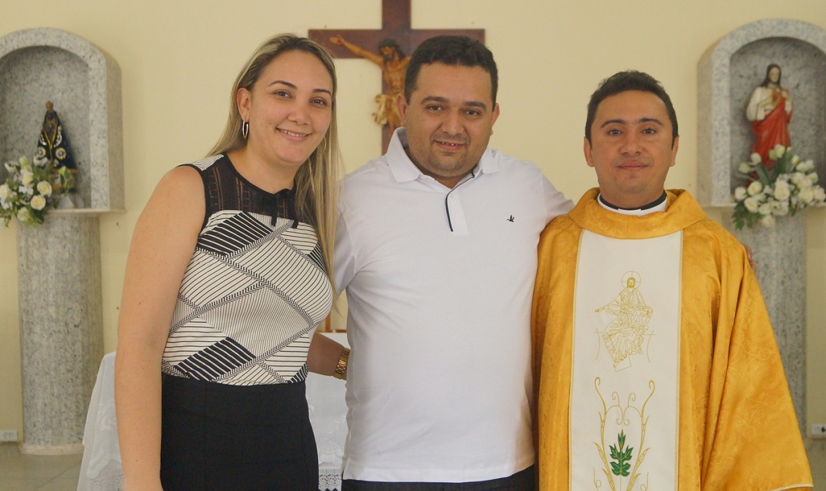 Prefeito Toninho, a primeira-dama Tatiana e o padre Francisco Berto