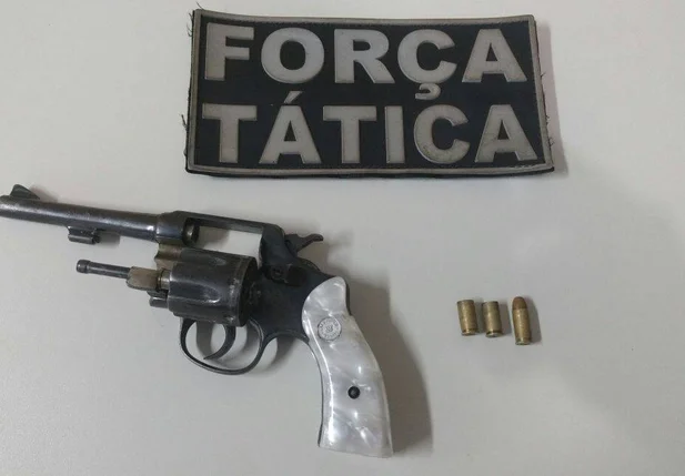 A arma do crime: revólver Taurus, calibre 32, com duas cápsulas deflagradas e uma munição intacta.