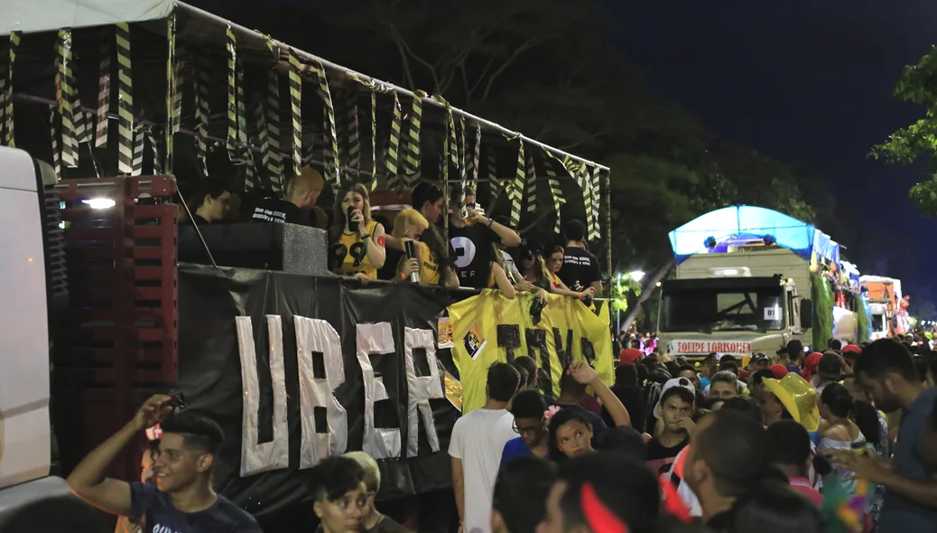 Caminhão Uber x Táxi participa do Corso 2017