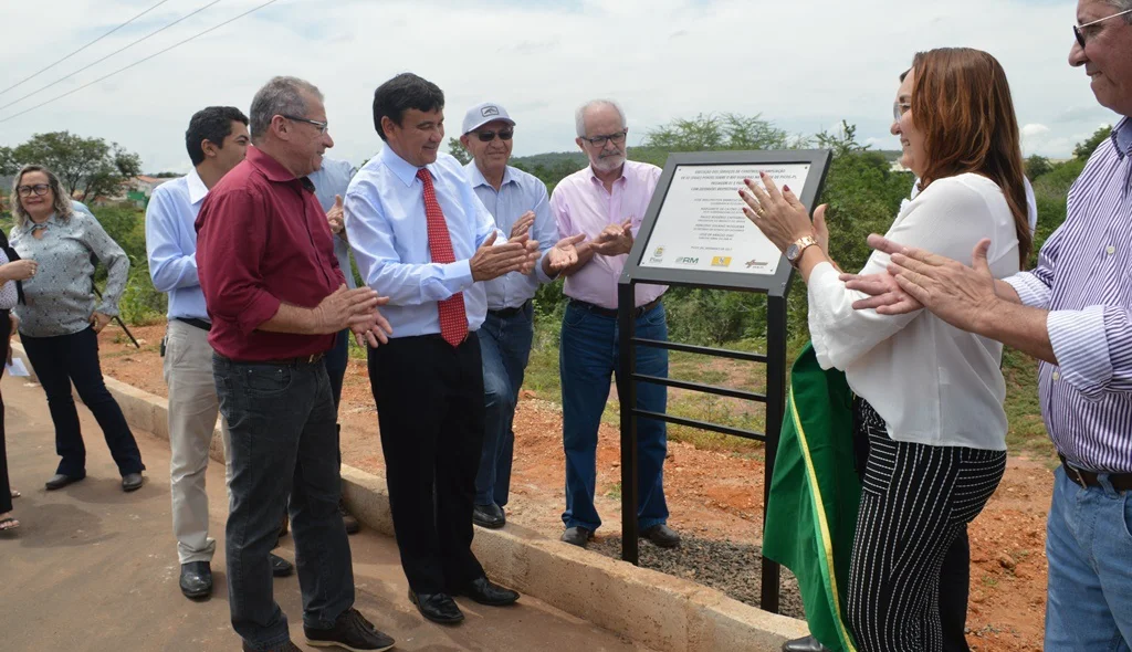 Descerramento da placa inaugural da obra de alargamento da ponte sobre o Rio Guaribas