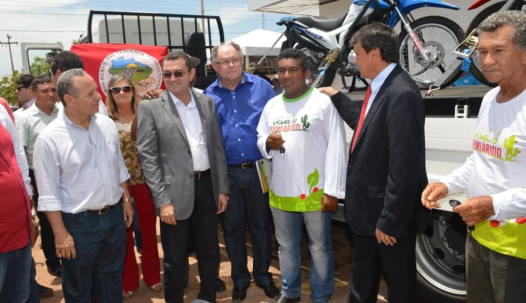 Governador entrega motos para a Casa Ápis