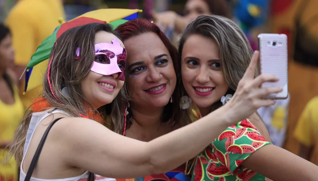 Foliãs registram a festa no bloco Pinto da Morada