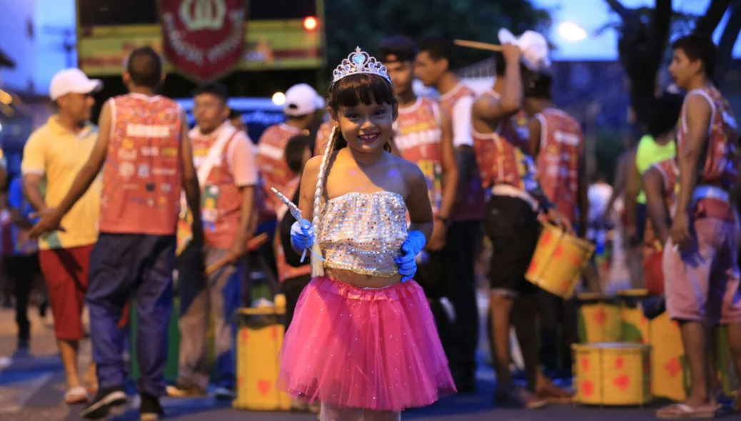 Frozen é a fantasia utilizada por criança em desfile de blocos na capital