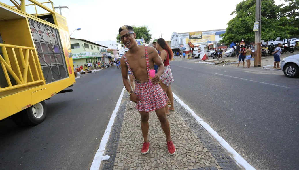 Jovens desfilam no bloco Barão de Itararé no bairro Dirceu
