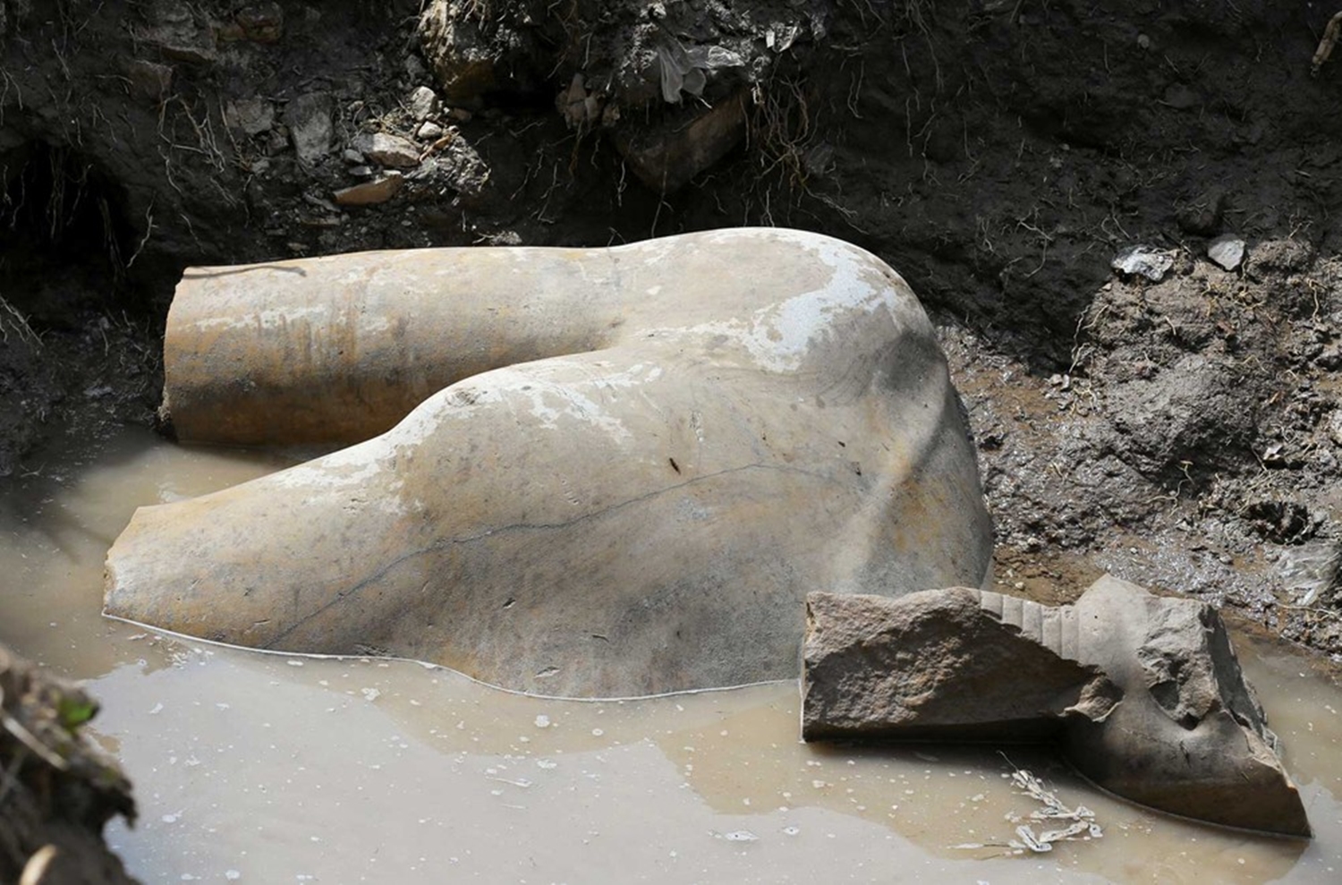 Parte de estátua descoberta no Cairo