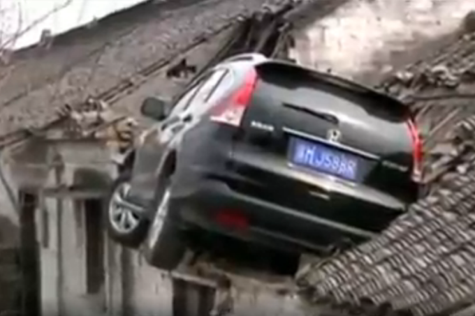 Carro foi parar em cima de um telhado na China