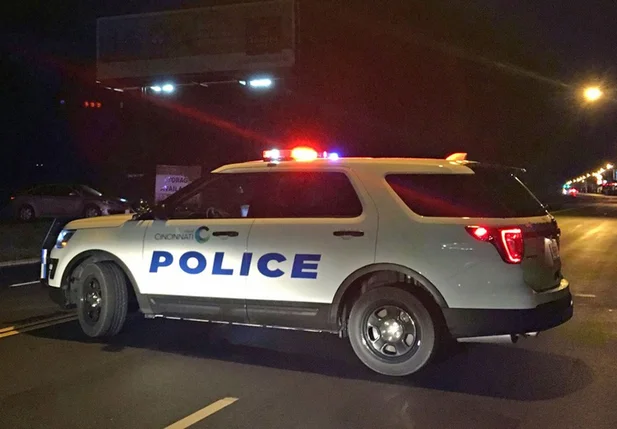 Carro da polícia bloqueia acesso ao local do tiroteio no na boate Cameo