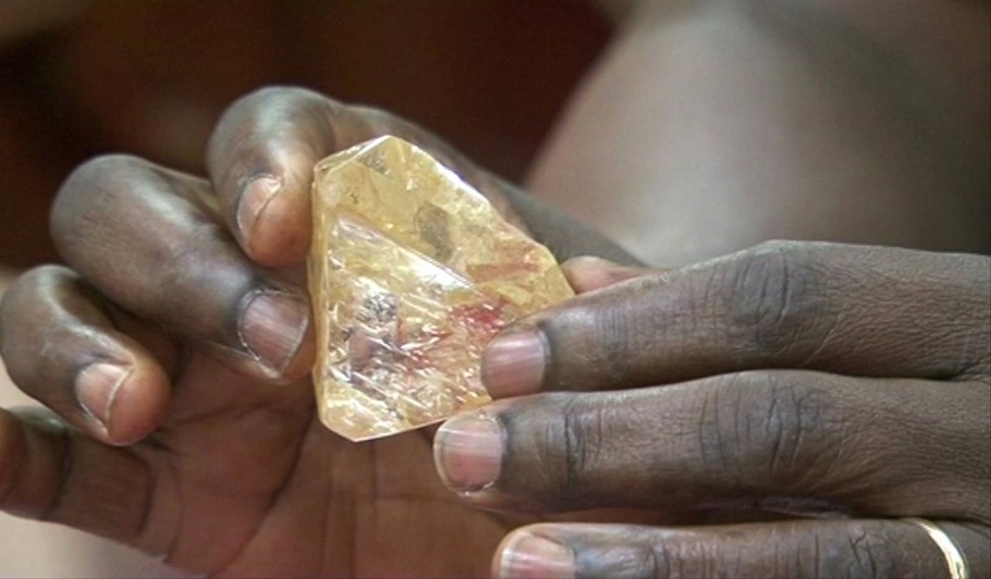 Pastor encontrou diamante de mais de 700 quilates em Serra Leoa