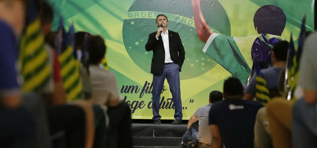 Bolsomitos acompanham discurso de Bolsonaro