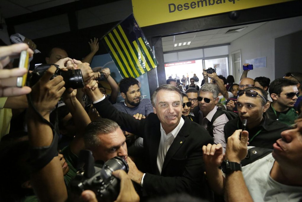 Resultado de imagem para Bolsonaro recepcionado por uma multidÃ£o no piaui