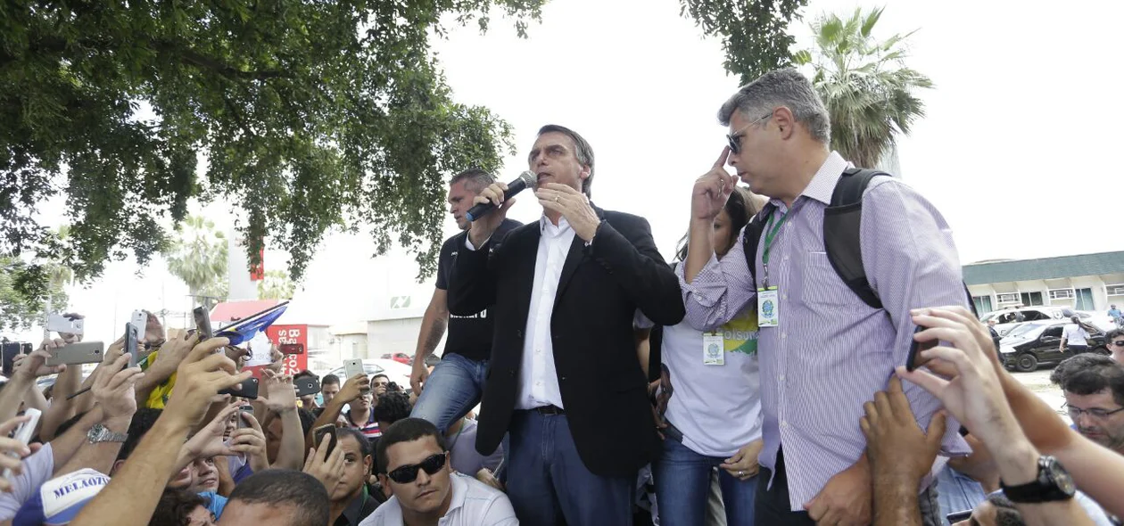 Bolsonaro discursa para cerca de 400 pessoas no aeroporto de Teresina