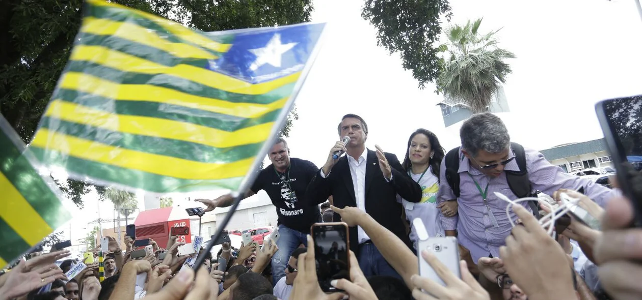 Bolsonaro discursa para várias pessoas na Capital