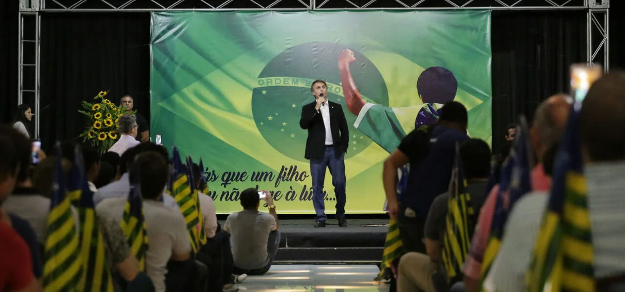 Centenas de pessoas compareceram ao encontro de Bolsonaro