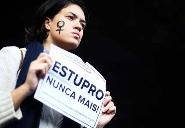 Mulher participa de protesto na Avenida Paulista, em São Paulo, em junho de 2016