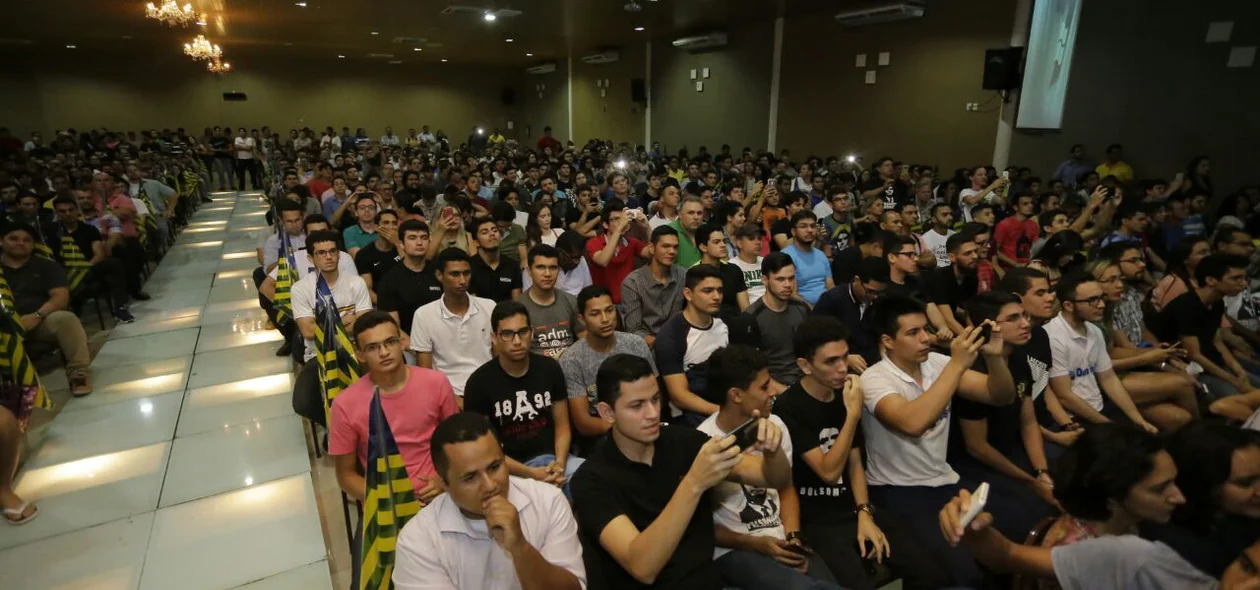 Plateia atenta a Jair Bolsonaro
