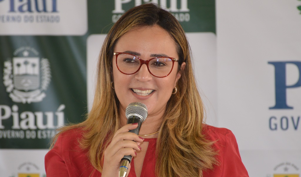 Secretária Rejane Dias destaca importância da quadra para a comunidade estudantil