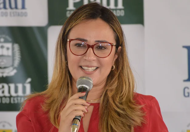 Secretária Rejane Dias destaca importância da quadra para a comunidade estudantil