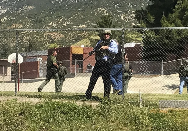 Serviços de emergência respondem a tiroteio em escola de San Bernardino, nos EUA