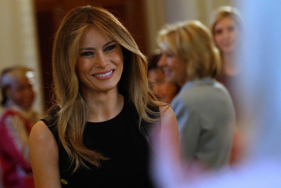 Melania Trump participa de encontro na Casa Branca, em Washington