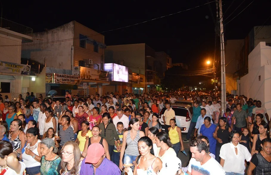 Multidão participa da procissão em Picos