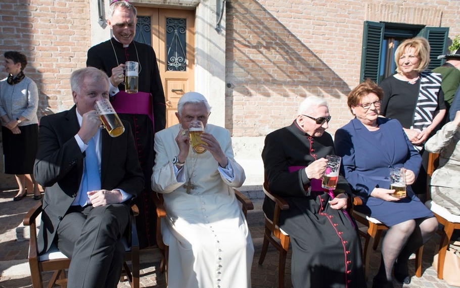 Bento XVI comemora 90 anos bebendo cerveja