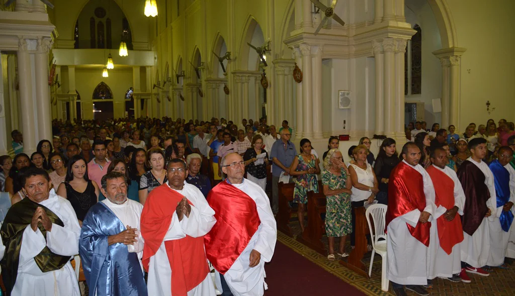 Devotos lotam Catedral na Missa da Ressurreição