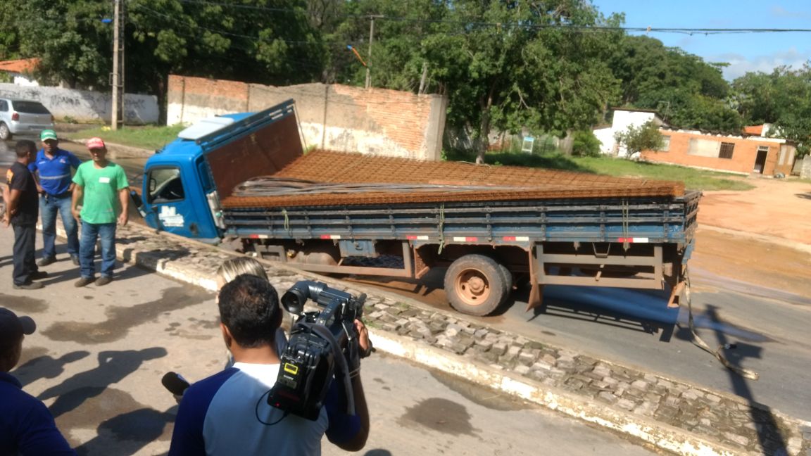 Caminhão transportava materiais de construção quando caiu em buraco