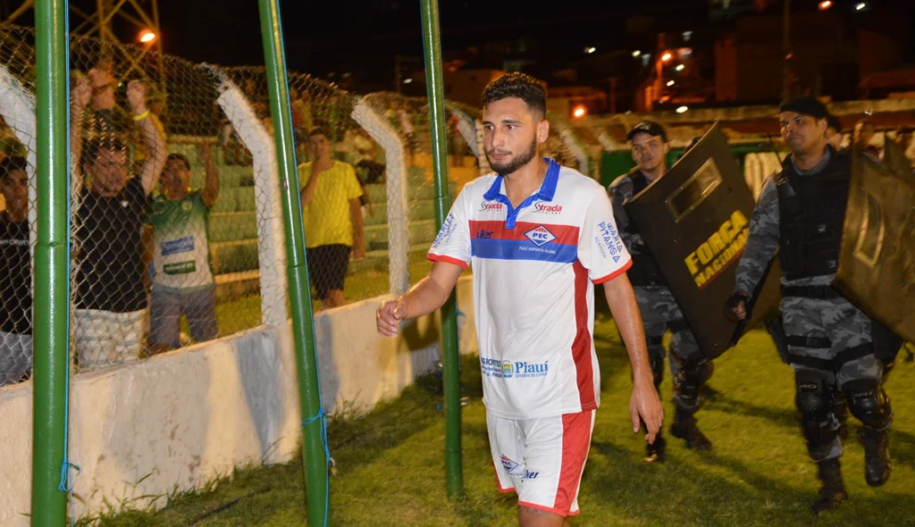 Atleta do Piauí deixa o campo após ser expulso