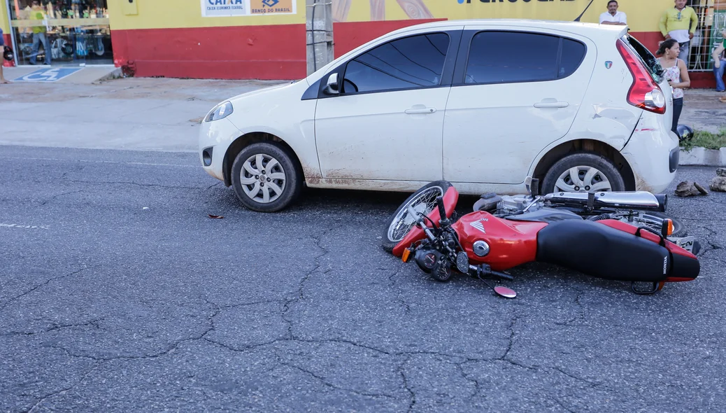 Acidente entre carro e moto deixa homem ferido 