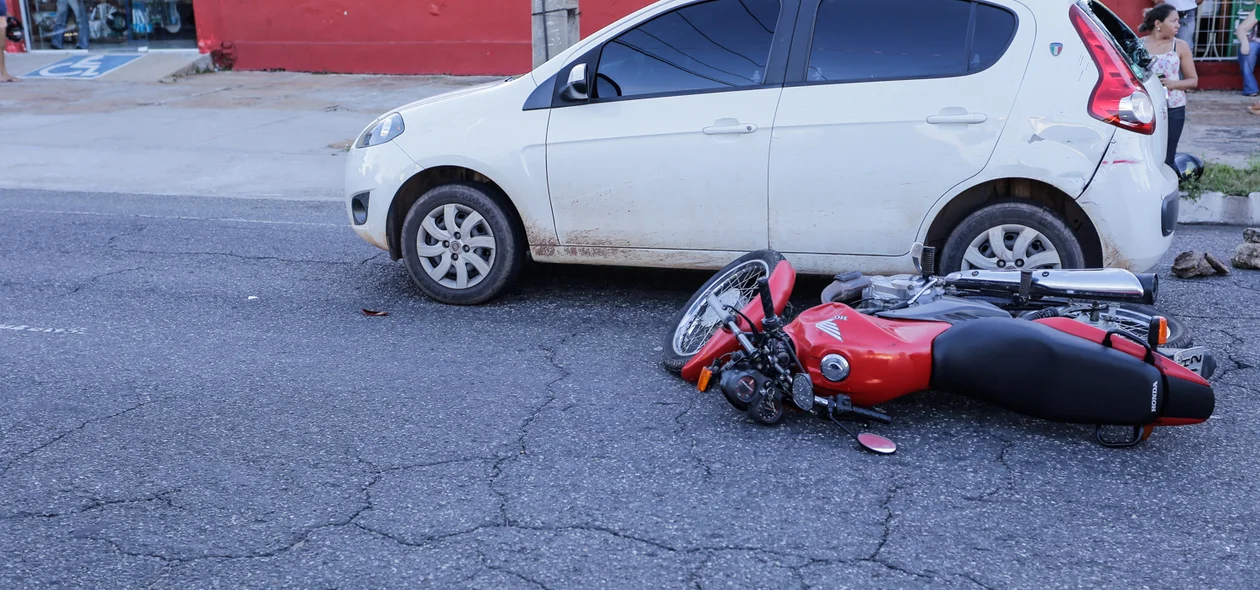Acidente entre carro e moto deixa homem ferido 