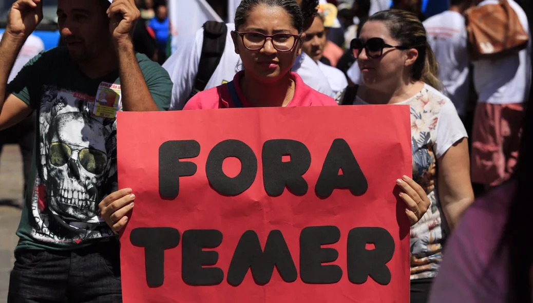 Cartazes pedindo a saída de Temer estão espalhados pela capital