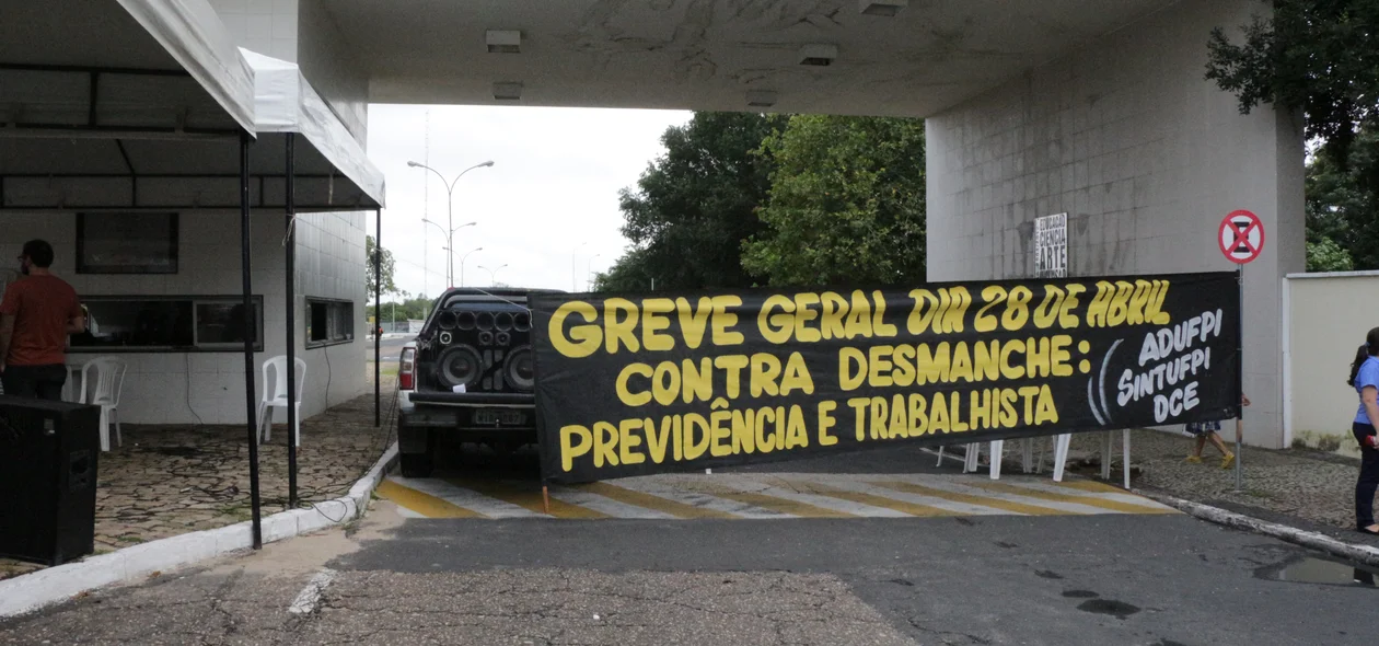 Manifestantes estendem faixa na entrada da Universidade Federal do Piauí