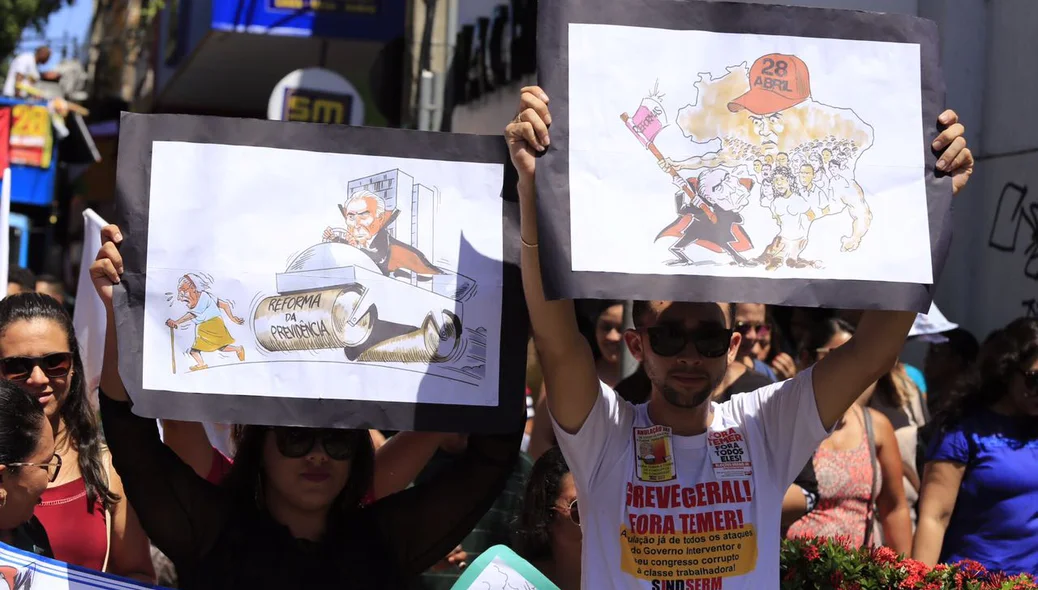 Manifestantes fizeram charges criticando reformas