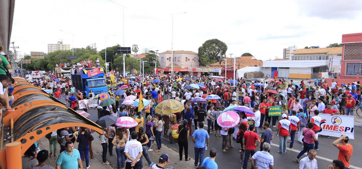 Manifestantes invadiram a Avenida Frei Sefarim