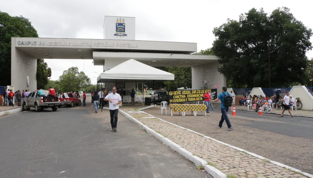 Professores e servidores paralisam atividades na Universidade Federal do Piauí