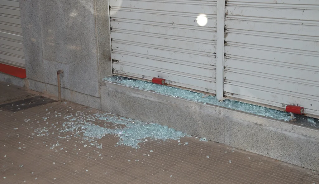 Loja teve vidro quebrado pelos manifestantes