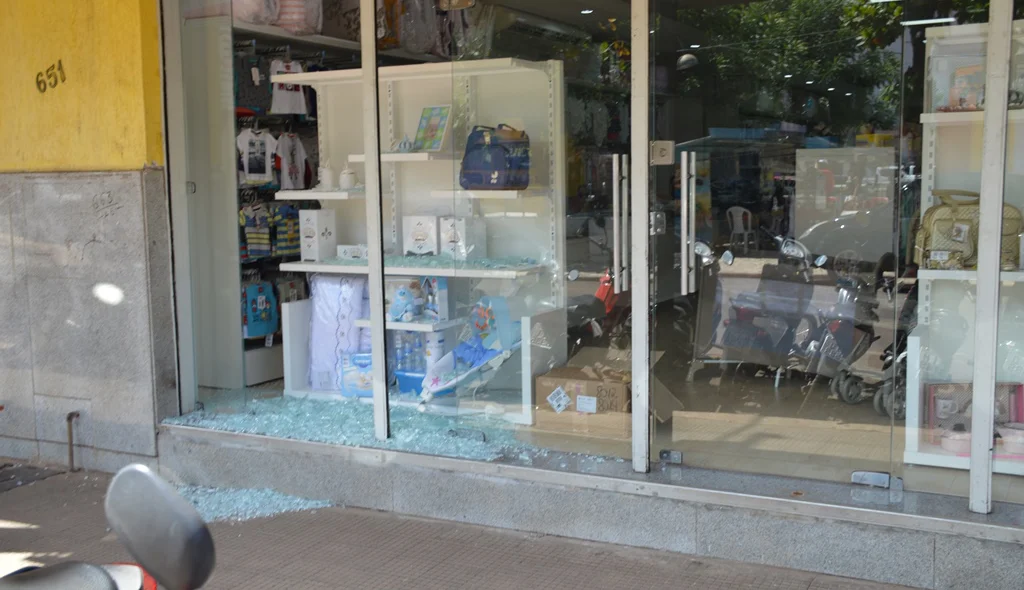 Vidro da loja foi quebrado pelos manifestantes