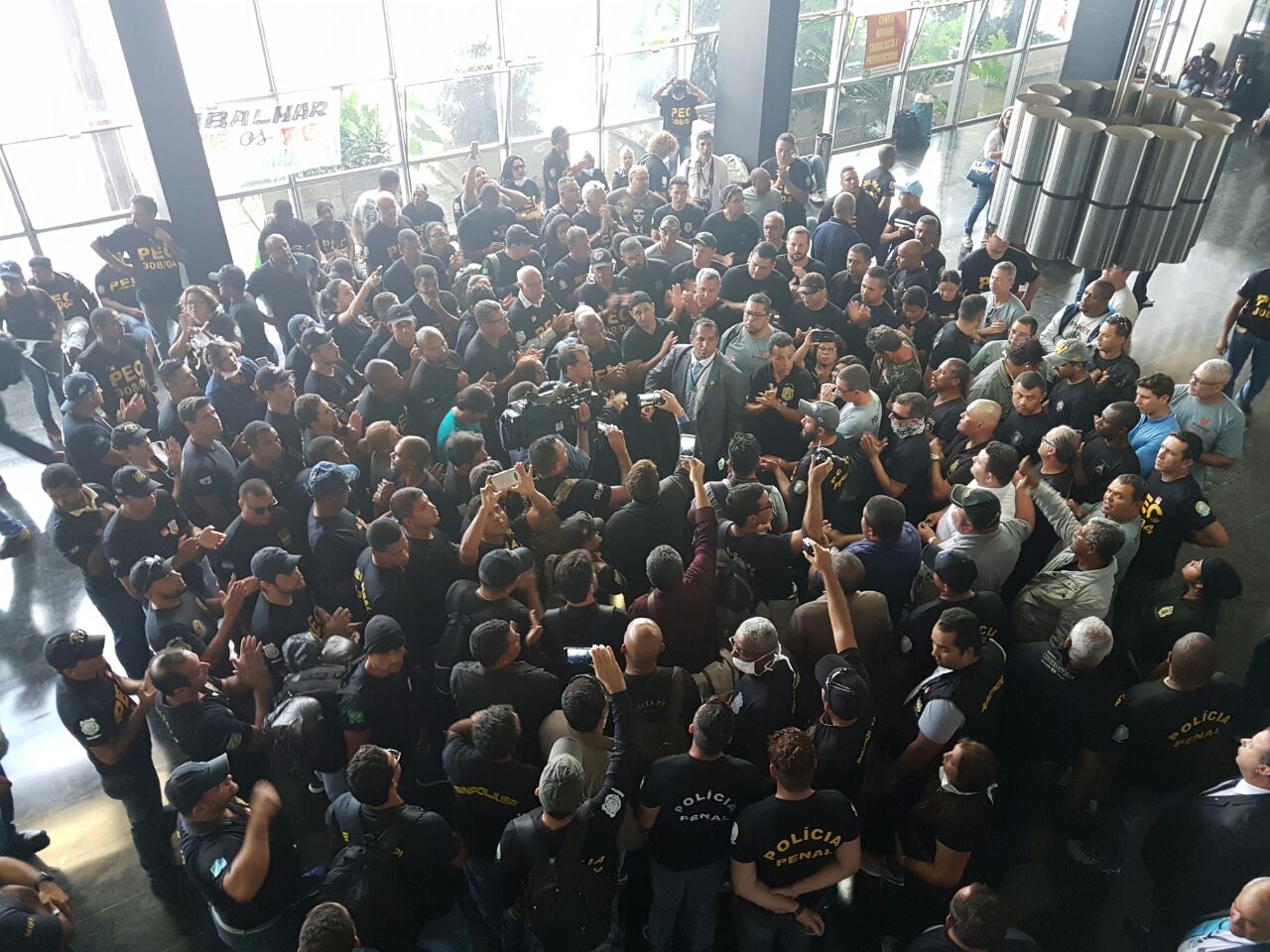 Agentes do Piauí ocupam Ministério da Justiça em Brasília