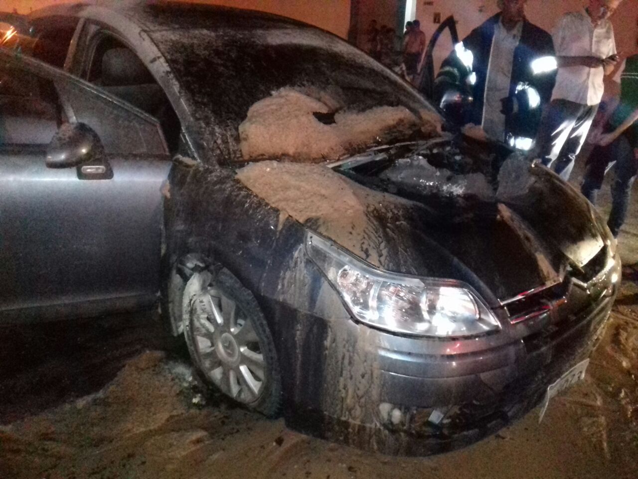 Carro pegou fogo após pane elétrica 