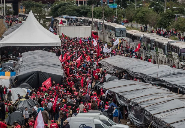 Integrantes do MST (Movimento dos Sem Terra) acampam em terreno ao lado da rodoviária de Curitiba 