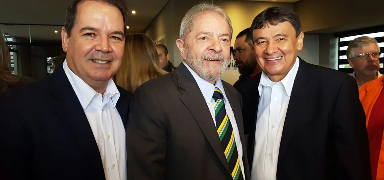 Wellington Dias recepciona Lula durante sua chegada para depor em Curitiba.