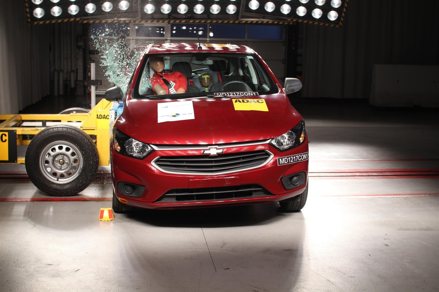 Chevrolet Onix passa por teste de colisão lateral
