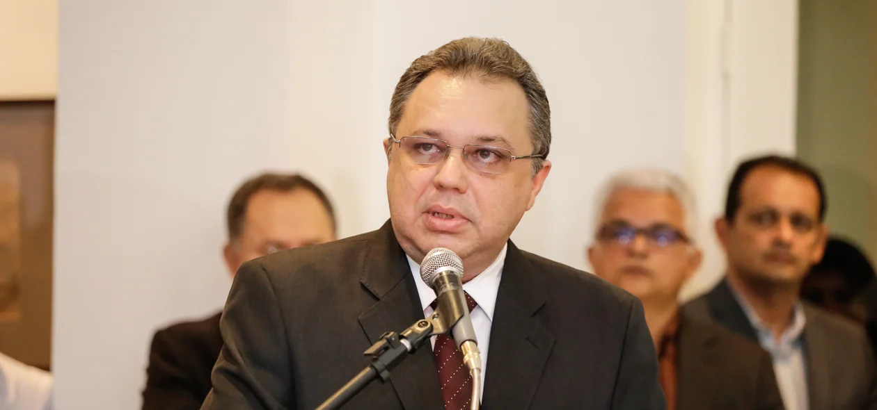 Florentino Alves Veras Neto Secretário de Saúde 