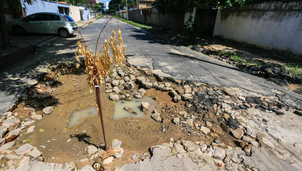 Moradores reclamam de buracos na rua Aurea