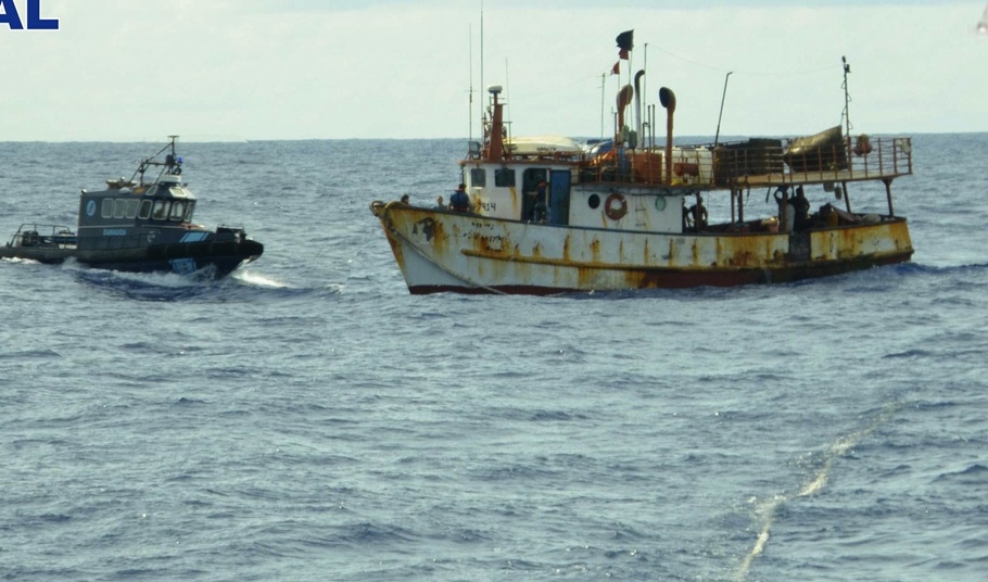 Barco com 2,4 toneladas de cocaína foi interceptado no Oceano Atlântico